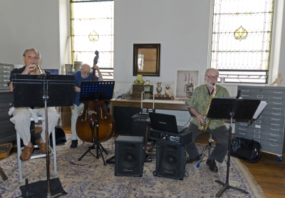 The fabulous Midi Trio (Rich Ciocco, George Sciole, and Marty Fumo) entertains Garden Party guests with some rollicking jazz. Photo: Stephen Perloff.