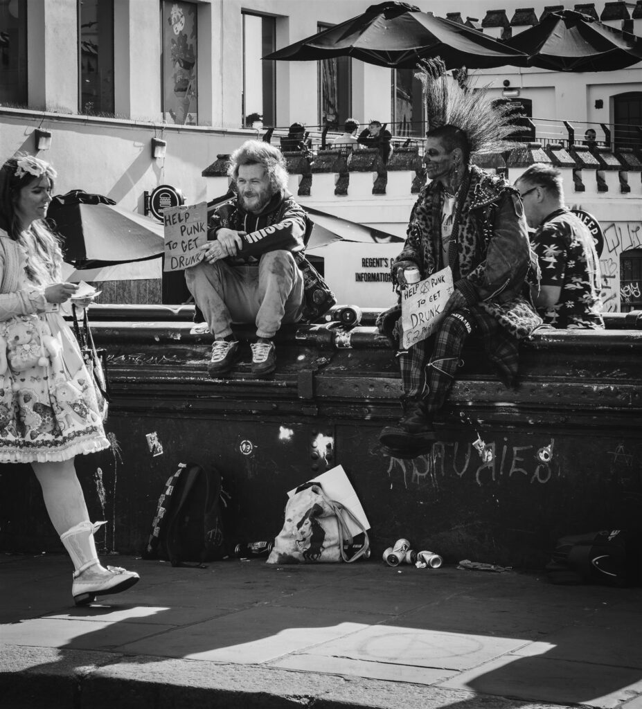 Susanne Völkner: Little red riding hood and the punks